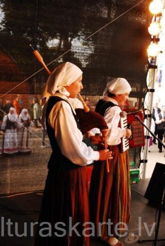 Folkloras kopa "Tarkšķi"